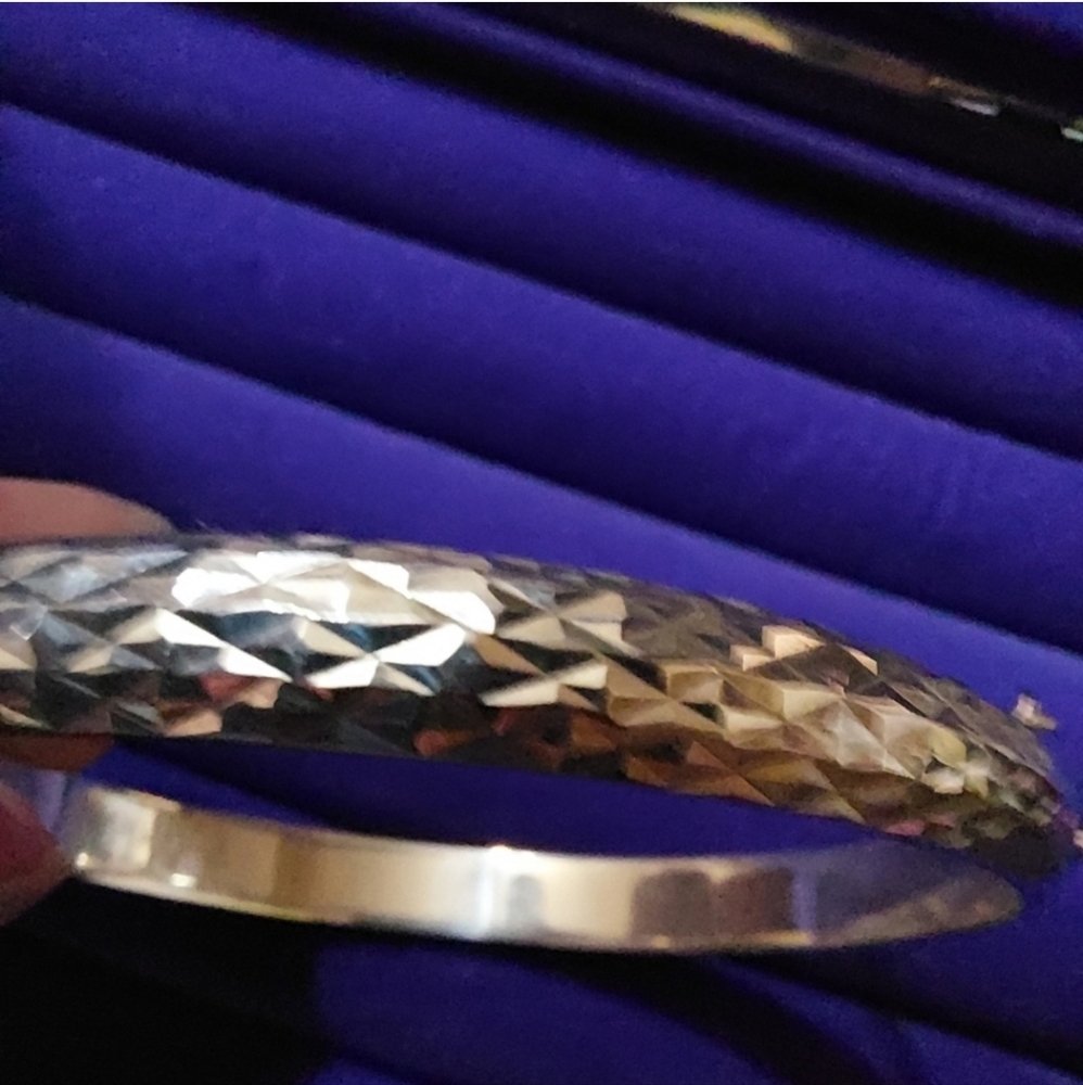 Rhodium Over Sterling Silver Polished and Diamond-cut 7.00mm Hinged Bangle ✨️ - Picture 7 of 8